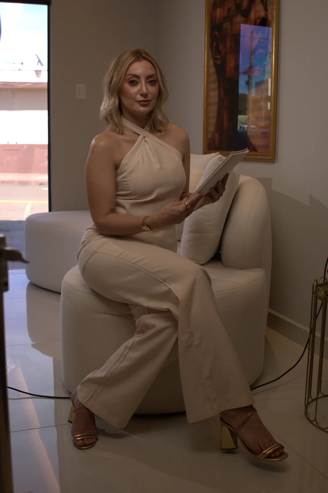 Dra. Michelle Silveira sentada na recepção da Clínica Belaris