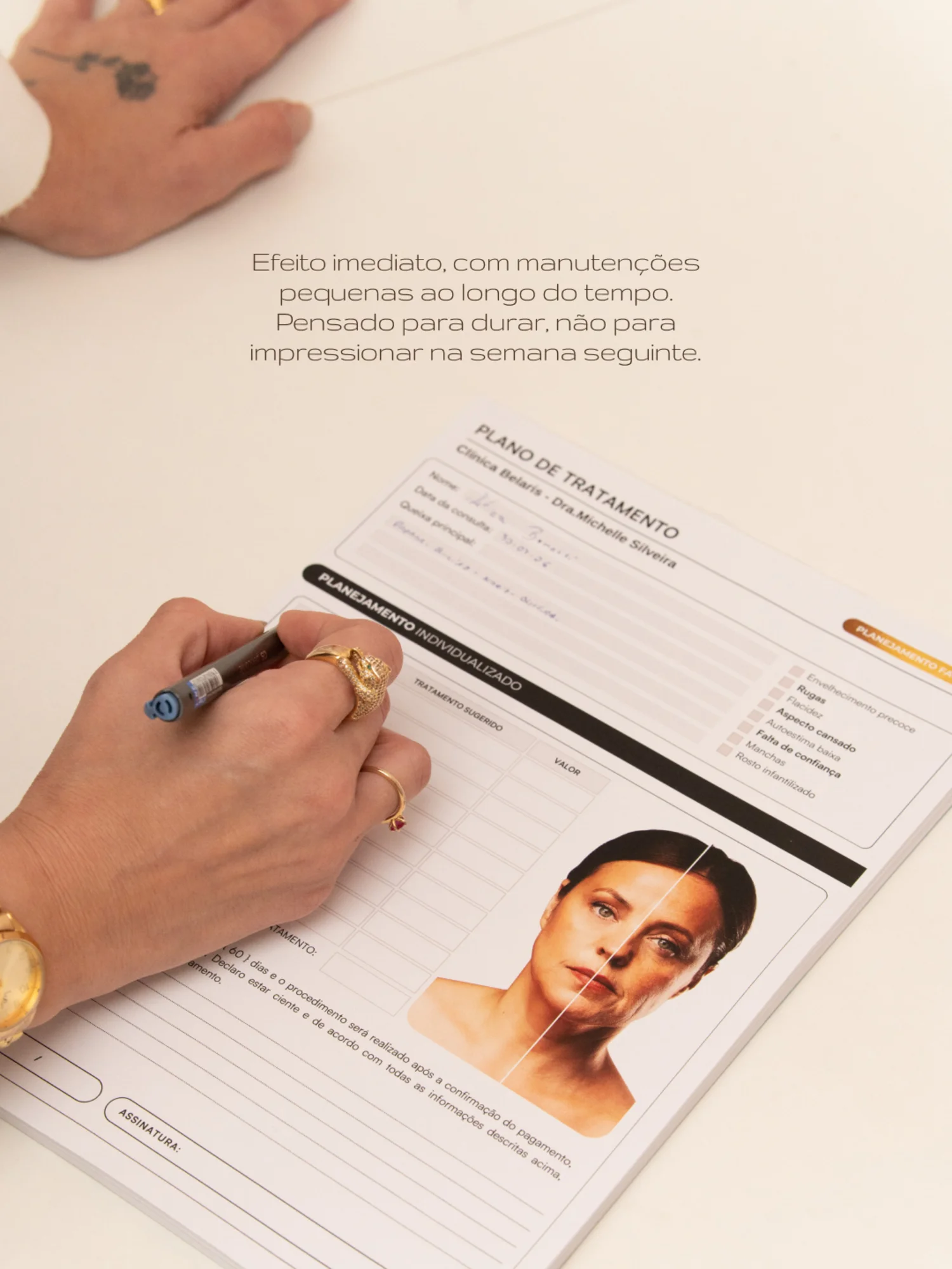 Ficha de plano de tratamento individualizado da Clínica Belaris sendo preenchida à mão